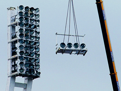 Bontják az FTC-stadion lámpapilonját