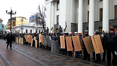 Steampunk hadsereg védi az ukrán parlamentet